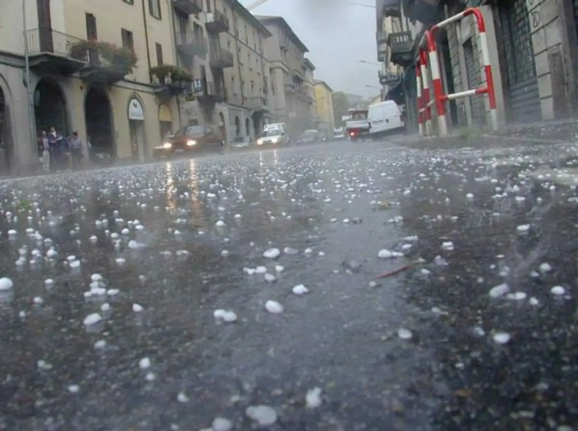 Condizioni meteorologiche avverse al nord, in arrivo al centro, e temperature elevate al sud. In Alto Adige e Lombardia, i vigili del fuoco sono intervenuti in giornata un centinaio di volte