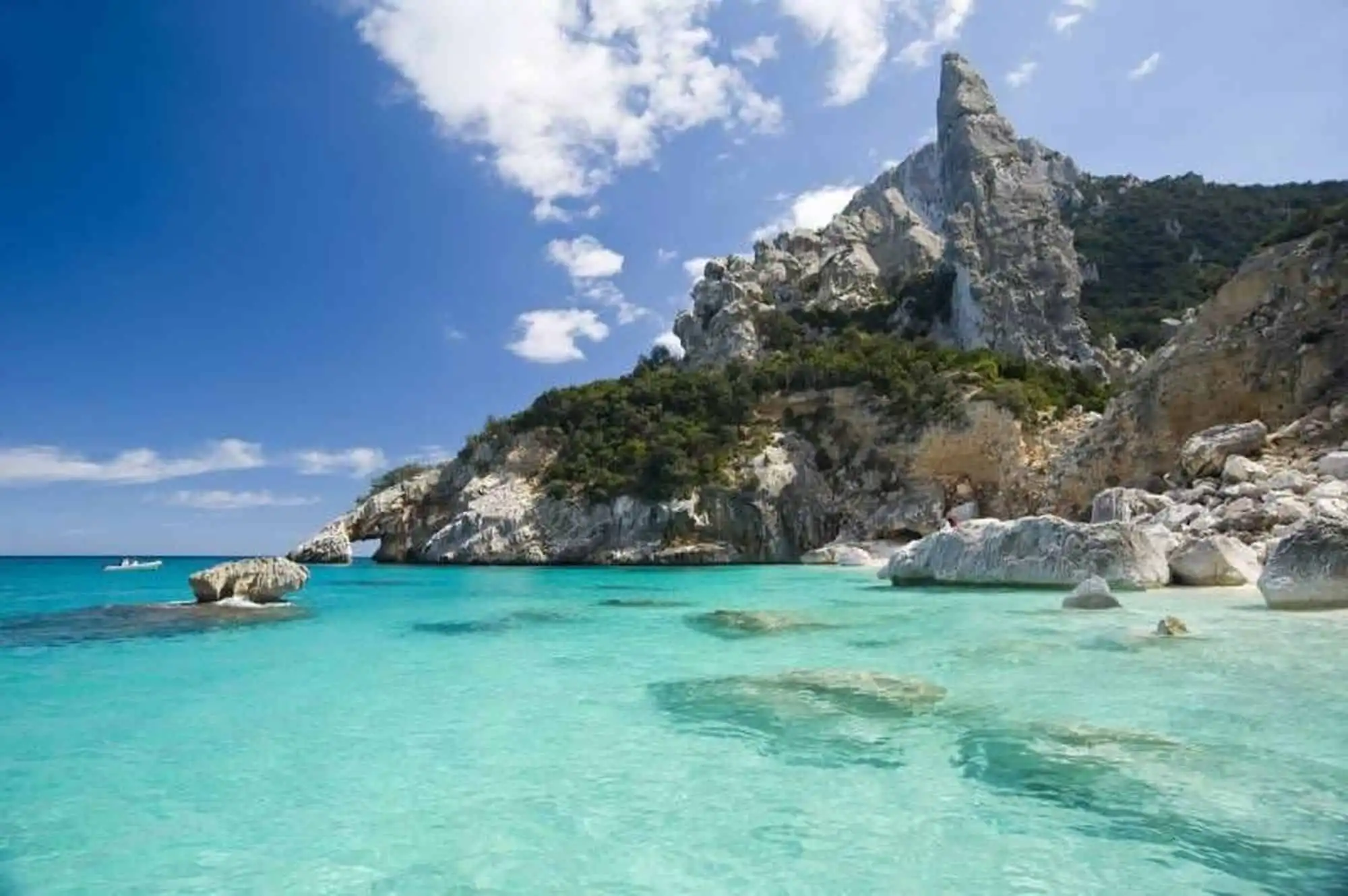 Cala Goloritzé: la perla della Sardegna eletta spiaggia più bella del mondo nel 2025
