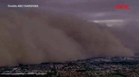 Un Haboob travolge Phoenix, la tempesta di sabbia che paralizza l’Arizona Un Haboob travolge Phoenix, la tempesta di sabbia che paralizza l’Arizona