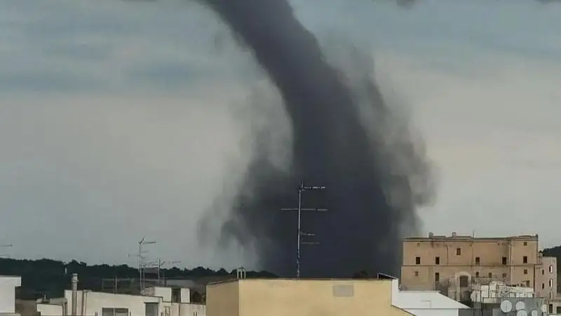Una tromba d’aria di grande impatto visivo ha attraversato le campagne tra Mottola e Castellaneta