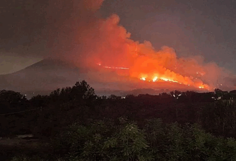 Fiamme sul Vesuvio