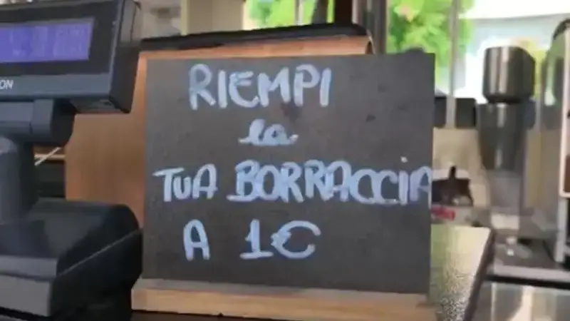 Borraccia riutilizzabile durante una giornata estiva a Noli