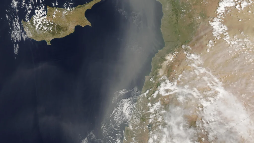 Paesaggio italiano sotto l’anticiclone africano con foschia e luce giallastra