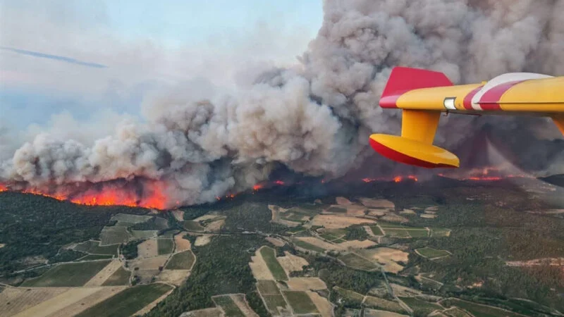 Incendio boschivo in Francia durante una fase di caldo estremo e siccità