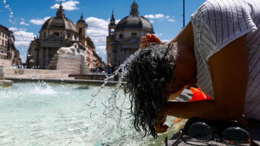 Persone in cerca di ombra a Roma durante l'ondata di calore