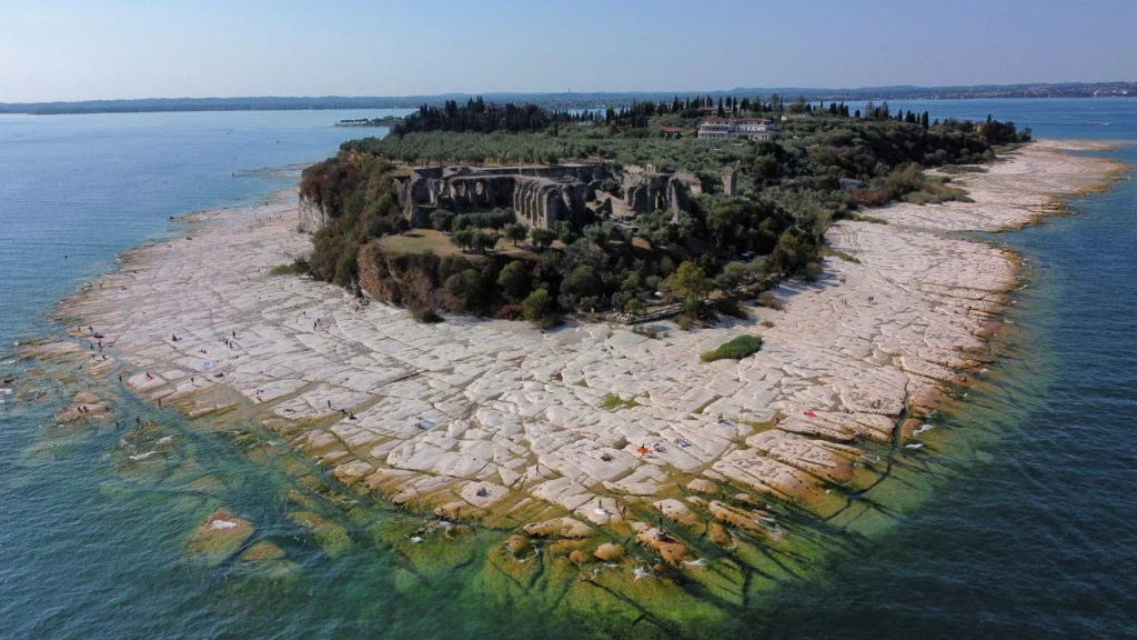 Città italiana sotto il sole durante un’ondata di calore estiva