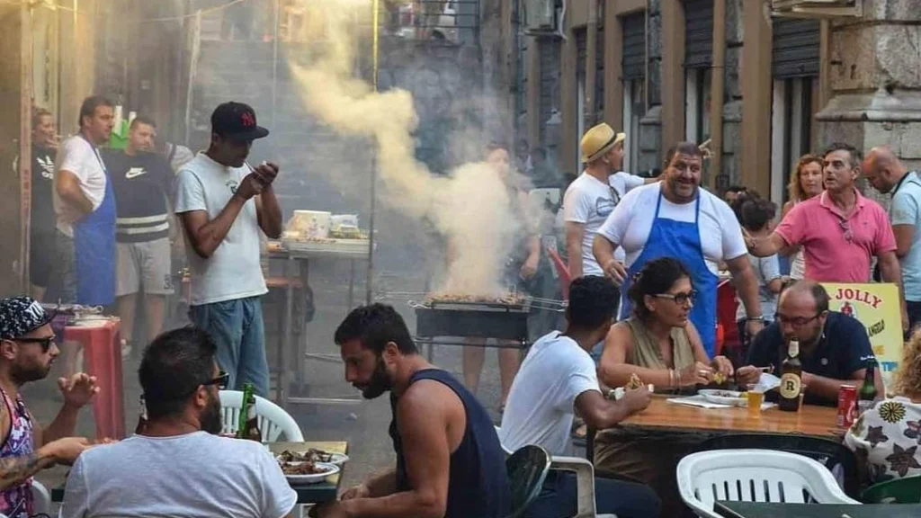 Paesaggio collinare del Palermitano sotto il sole intenso di luglio