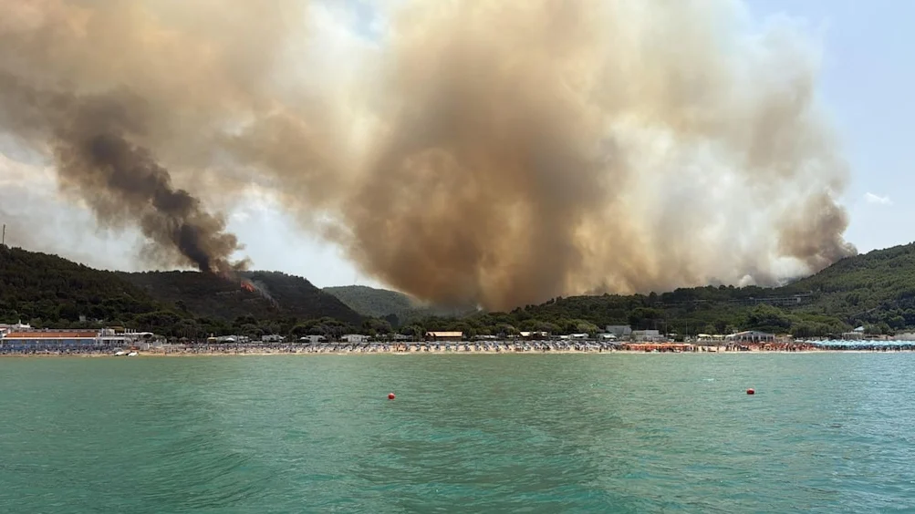 Turisti evacuati durante l'incendio nel Gargano