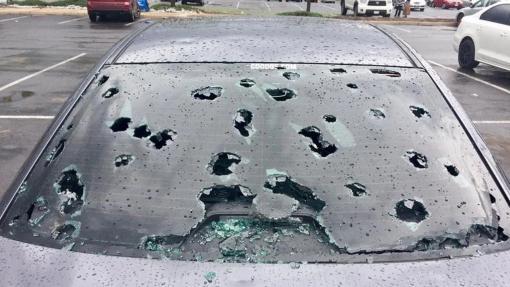 Finestre di casa protette durante una forte grandinata estiva