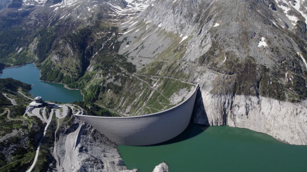 Bacino idroelettrico italiano con livelli d’acqua ridotti durante l’estate 2026