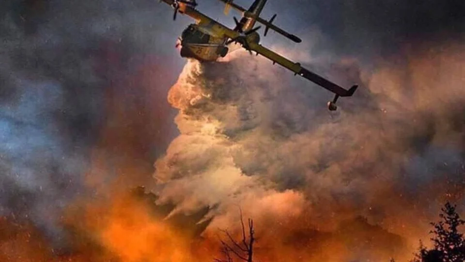 Fumo denso sopra un’area boschiva dell’Appennino umbro durante un incendio