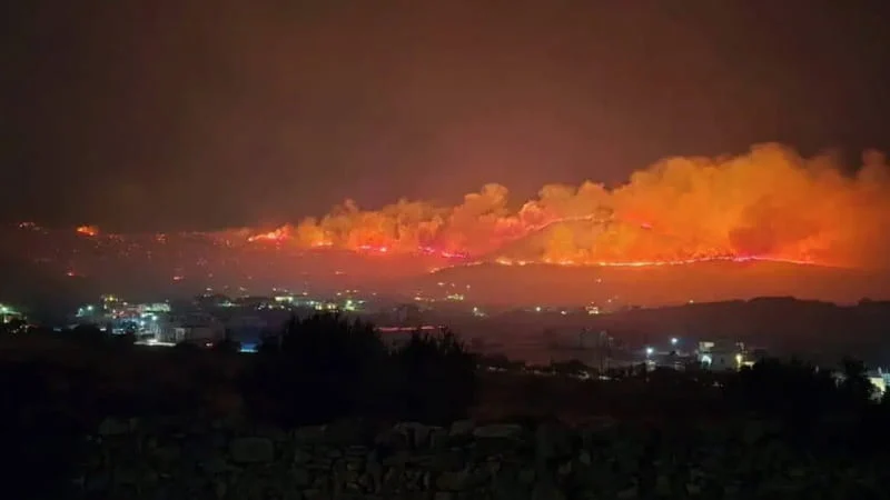Incendi in Grecia tra Creta e Paros