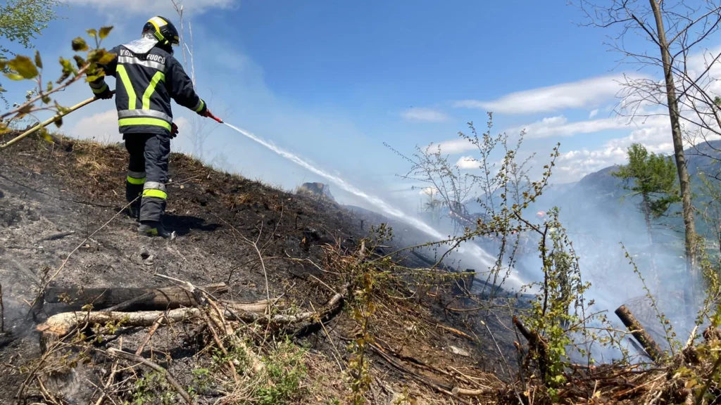 Incendio boschivo in Piemonte con colonne di fumo sulle aree montane
