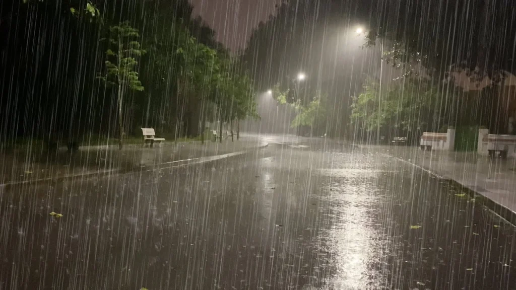 Temporale notturno sulle colline della Romagna con fulmini e nubi scure