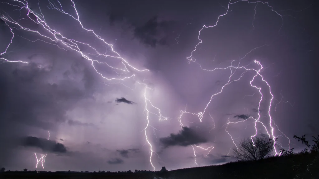 Nuvole temporalesche su un paesaggio montano durante l'estate