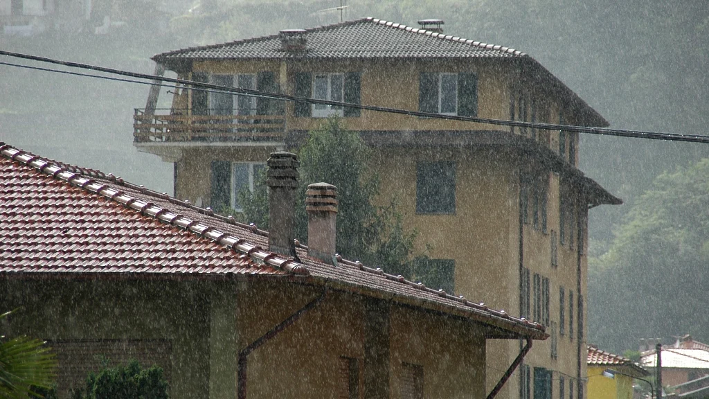 Termometro esposto al sole durante una giornata di caldo intenso in Italia