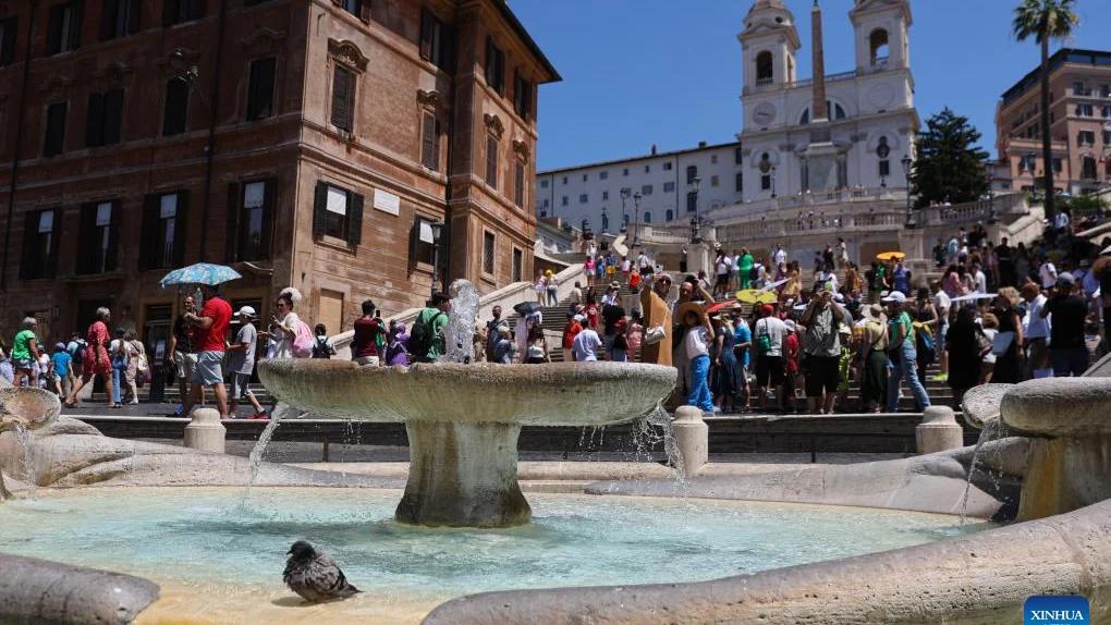Persone riparate all'ombra durante un pomeriggio estivo molto caldo