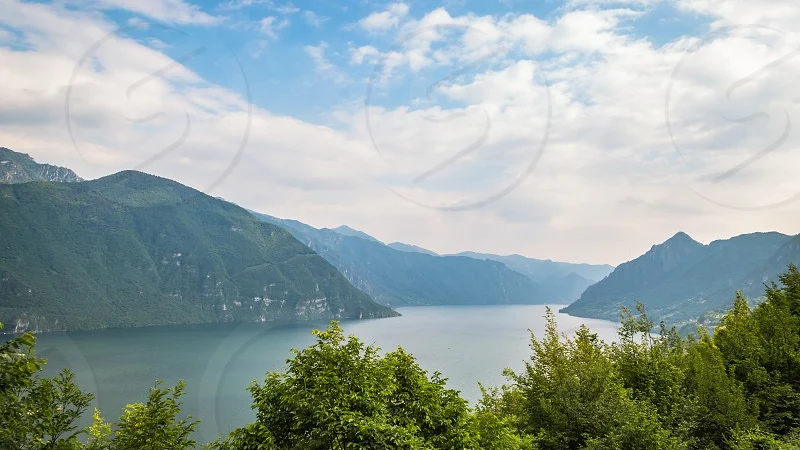 Panorama estivo della Lombardia durante una giornata calda con cielo poco nuvoloso