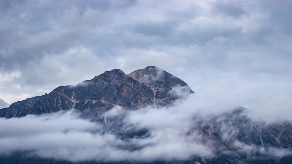 Cielo estivo sulle Alpi durante una giornata calda di luglio con nubi temporalesche sui rilievi