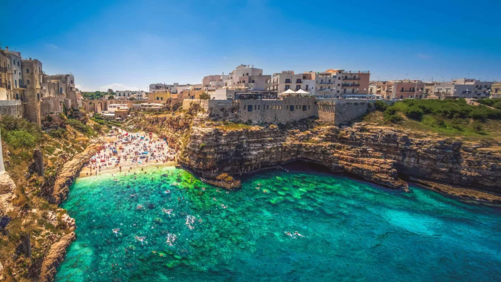 Panorama costiero del Sud Italia durante una giornata estiva di luglio