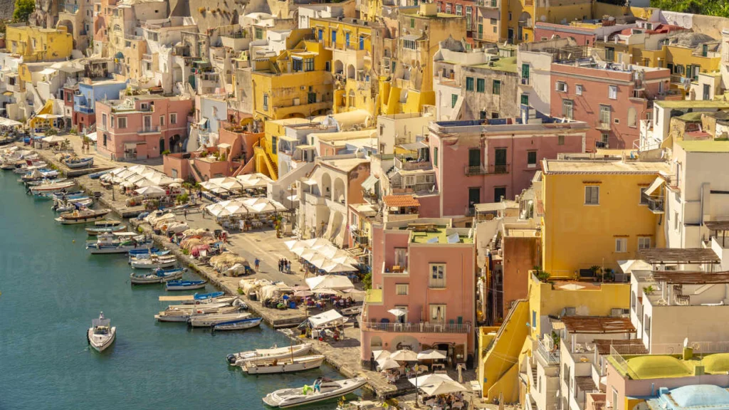 Mare e cielo sereno in una località del Sud Italia durante una giornata di caldo intenso