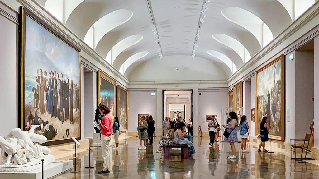 Visitatori in una sala museale italiana durante l’estate 2026