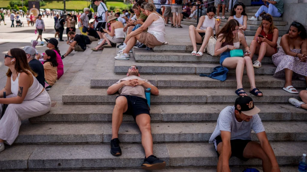 Residenti in una città europea cercano sollievo dal caldo durante la notte