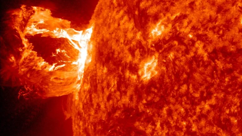 Aurora colorata nel cielo durante una perturbazione geomagnetica