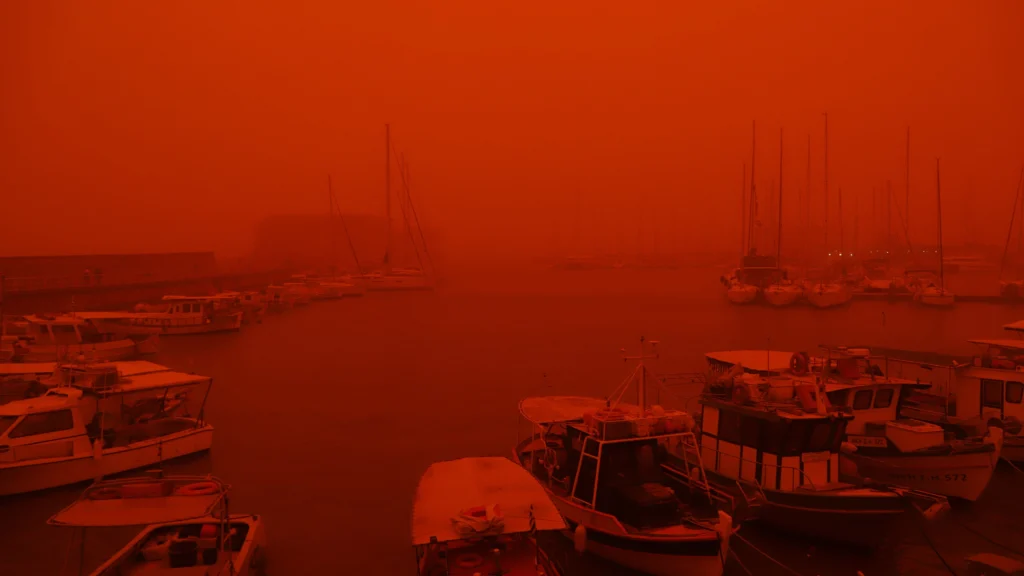 Cielo velato dalla polvere sahariana durante una giornata di caldo intenso in Sardegna