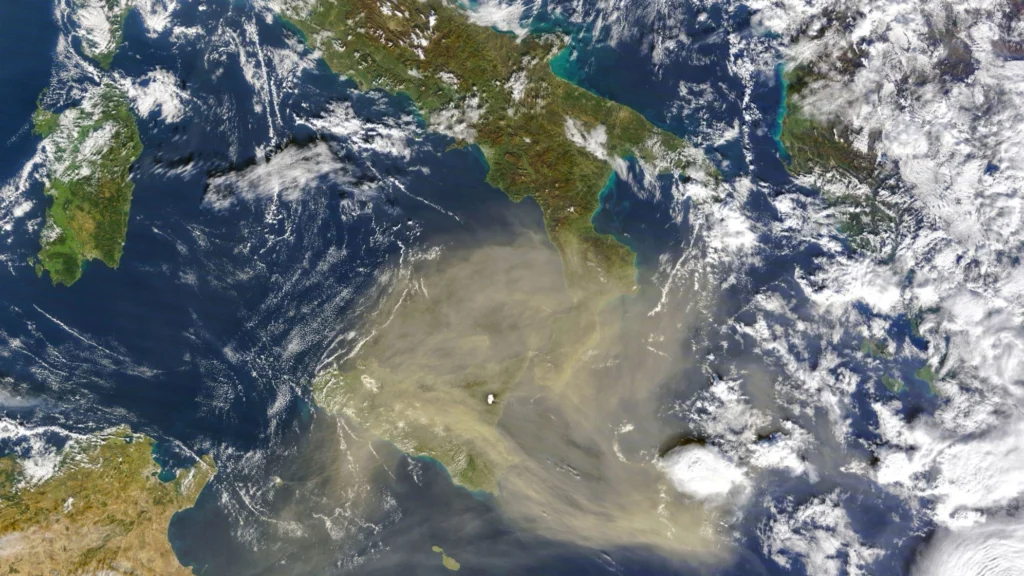 Cielo velato dalla sabbia del Sahara sopra il Mediterraneo