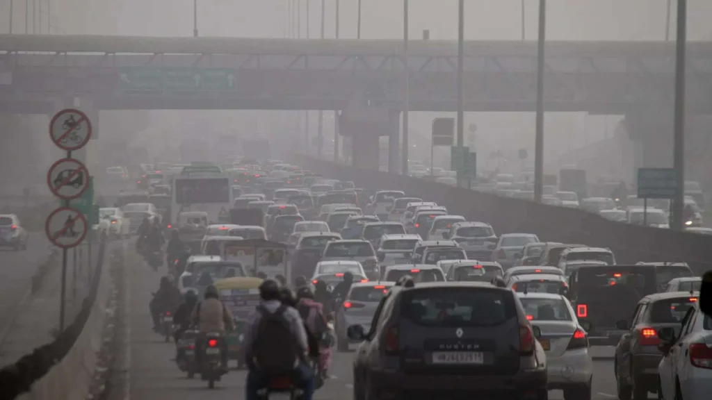 Traffico urbano e inquinamento atmosferico con foschia sopra gli edifici cittadini