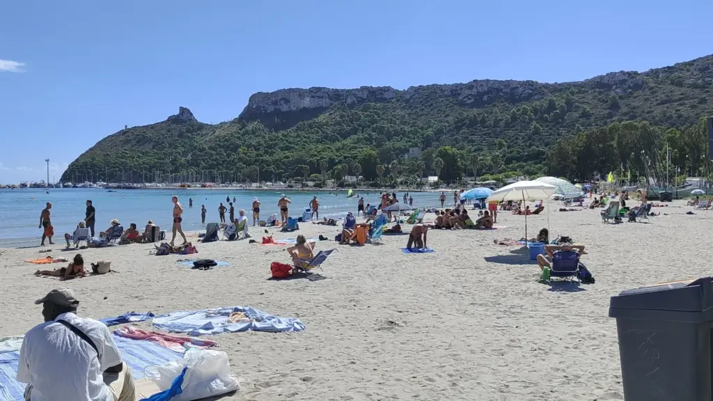 Paesaggio dell’entroterra sardo sotto il sole rovente estivo