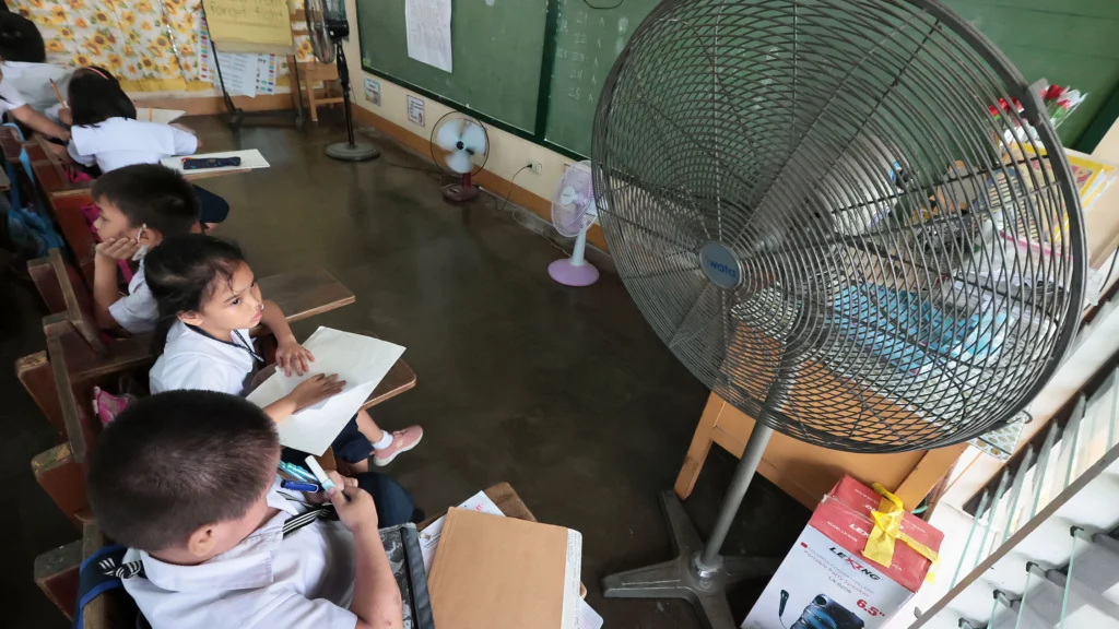 Studenti in una classe britannica alle prese con temperature estreme
