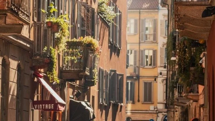 Paesaggio urbano italiano sotto il caldo estivo di luglio