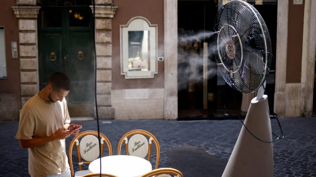 Termometro che indica una fresca temperatura mattutina in una località appenninica italiana