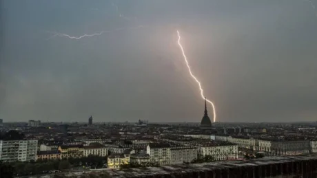 Nubifragio notturno a Torino, temporali intensi e raffiche di vento sul Piemonte