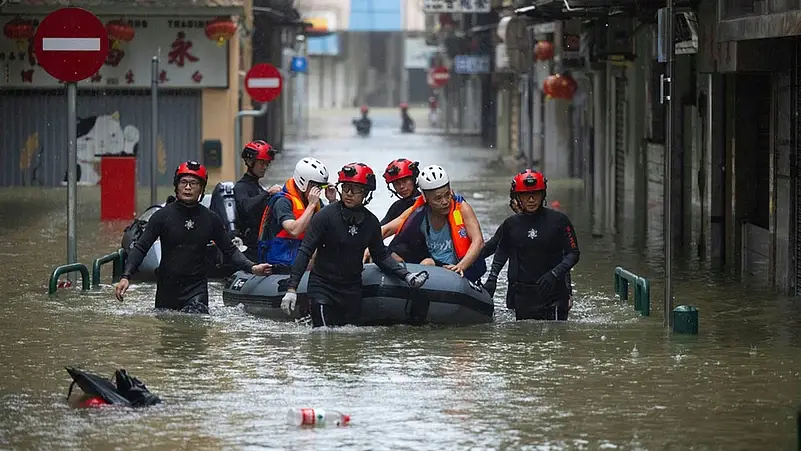 Tifone Bavi sulla costa dello Zhejiang in Cina con onde e vento intenso