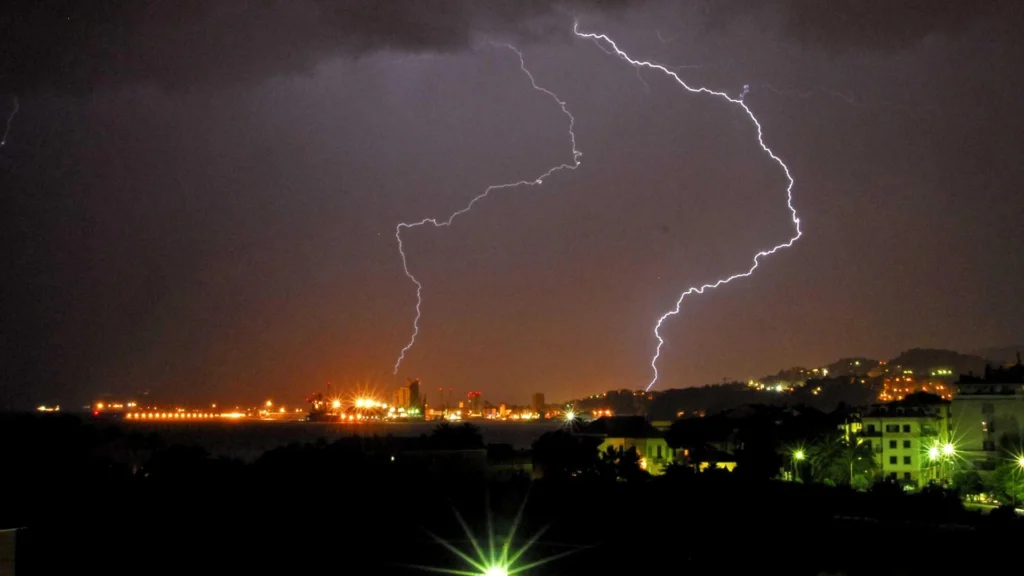 Cielo estivo con afa e temporali sui rilievi italiani