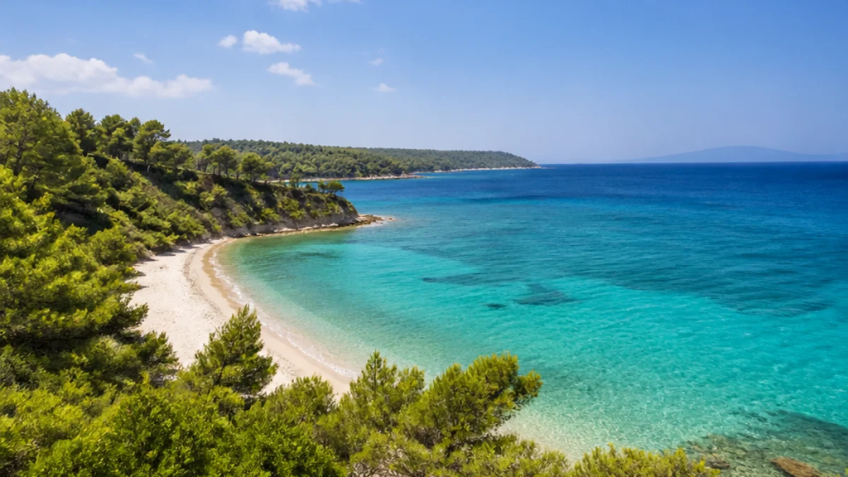 Spiaggia di Sani nella Calcidica tra mare e pinete