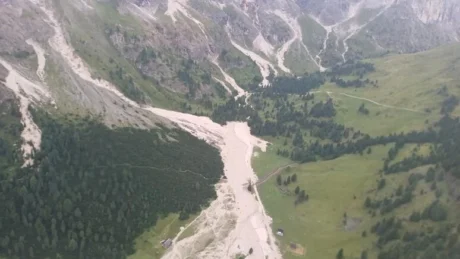 Colata detritica in Val di Fassa, ripristinati i servizi nei rifugi, la strada forestale è ancora chiusa Colata detritica in Val di Fassa, ripristinati i servizi nei rifugi, la strada forestale è ancora chiusa