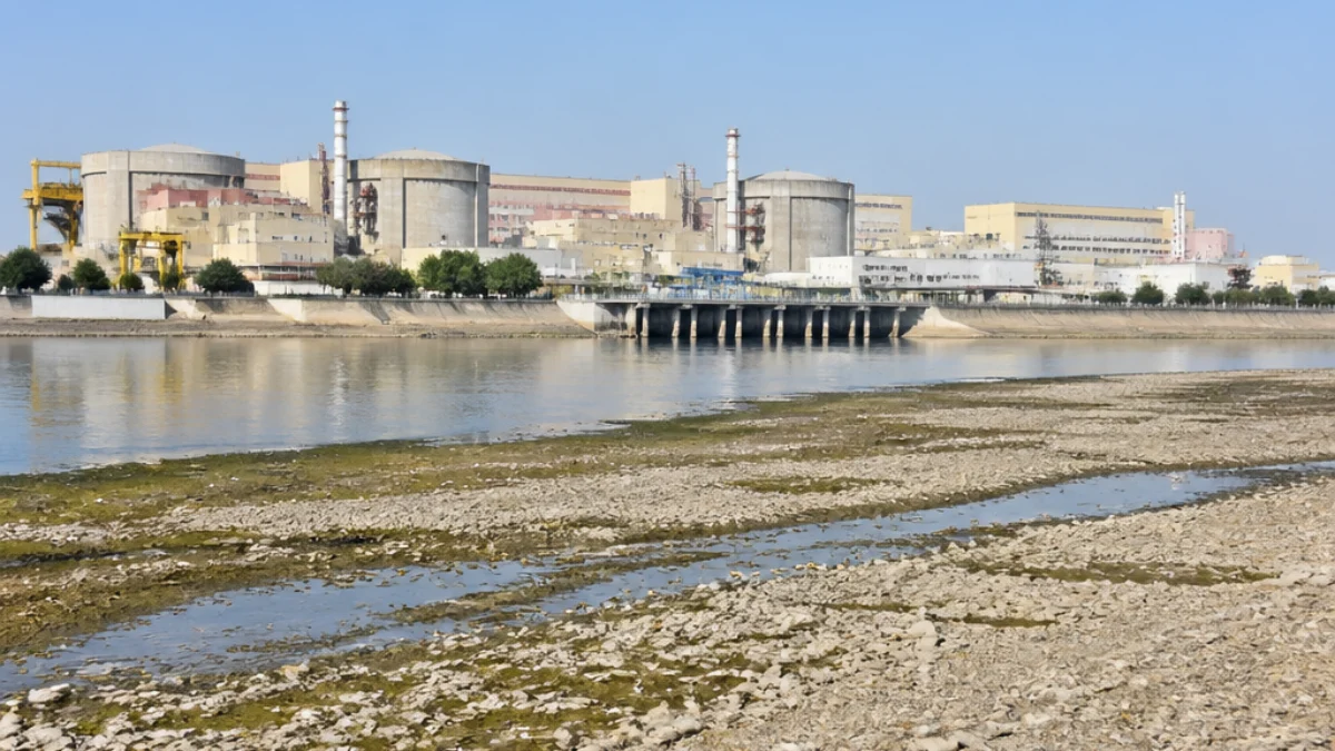 Centrale nucleare di Cernavodă lungo il Danubio durante una fase di siccità