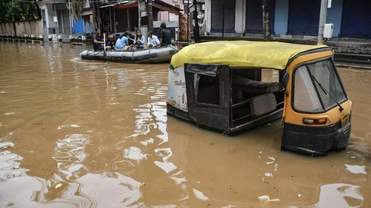 Soccorritori assistono gli sfollati dopo le alluvioni in Assam