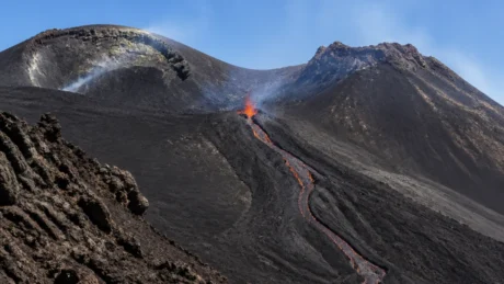 Etna, nuova bocca effusiva a 3100 metri: lava in discesa tra i crateri sommitali