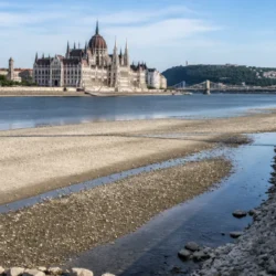 Danubio molto basso nel tratto urbano di Budapest durante una fase di siccità record