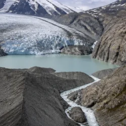 Ghiacciaio cileno davanti a un lago proglaciale