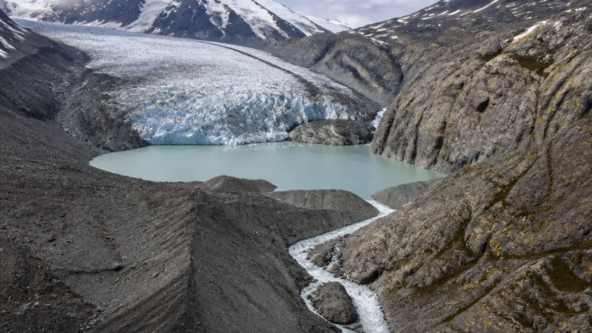 Ghiacciaio cileno davanti a un lago proglaciale