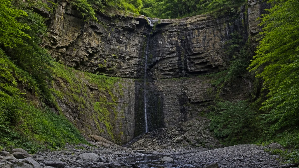 Henrhyd Falls quasi prosciugata durante la siccità in Galles