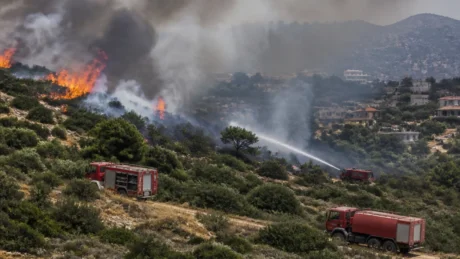 Incendi a Salamina, due morti e quattro feriti: evacuazioni vicino ad Atene