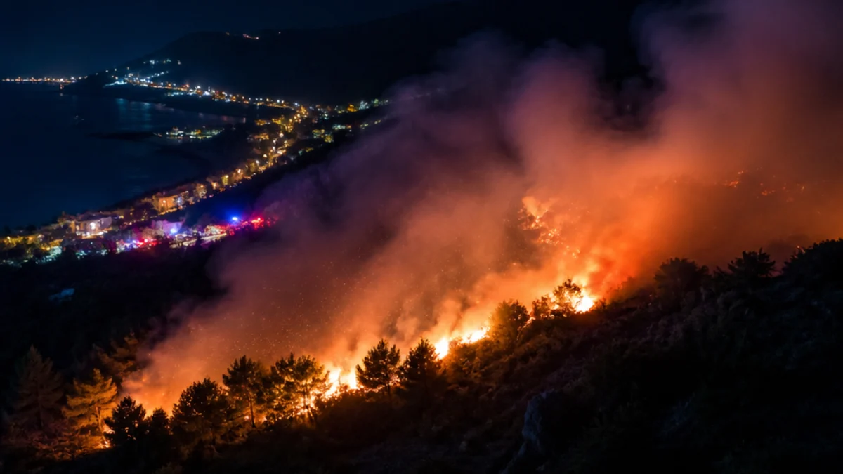 Incendio notturno vicino a Omiš sulla costa croata