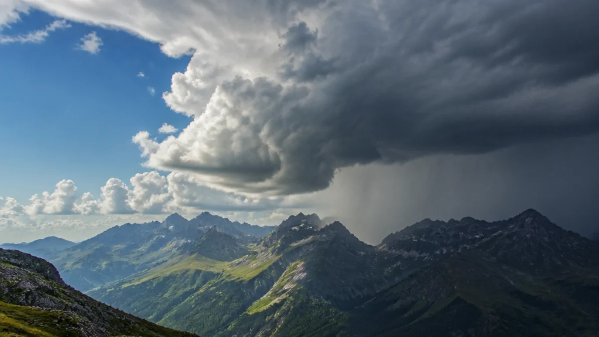 Nuvole temporalesche sui rilievi italiani durante una giornata estiva